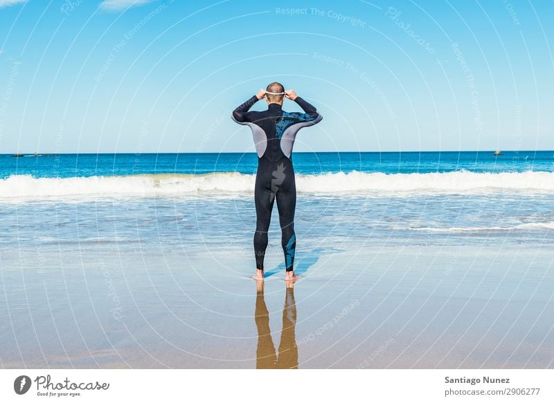 Gutaussehender Schwimmer bereit für den Start ins Schwimmen Rücken Strand Kaukasier Taucher tauchen üben sportlich Fitness Brillenträger Schneebrille