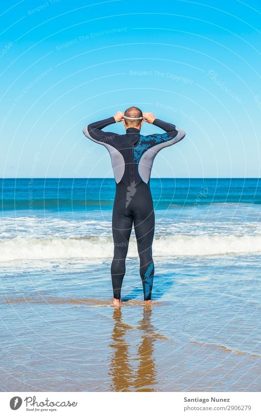 Schwimmer bereit zum Schwimmen im Meer attraktiv Strand schwarz Kaukasier Taucher tauchen üben sportlich Fitness Brillenträger Schneebrille gutaussehend