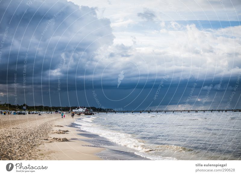 blau Landschaft Sand Luft Wasser Himmel Wolken Gewitterwolken Herbst schlechtes Wetter Unwetter Strand Ostsee dunkel kalt natürlich wild Natur Umwelt Brücke