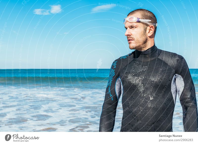 Gutaussehender Schwimmer bereit für den Start ins Schwimmen Strand schwarz Kaukasier Taucher tauchen üben sportlich Fitness Brillenträger Schneebrille