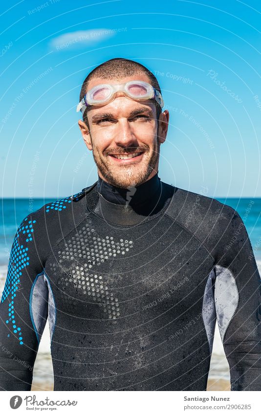 Handsoem Schwimmer Porträt am Strand schwarz Kaukasier Taucher tauchen üben sportlich Fitness Brillenträger Schneebrille gutaussehend Glück Gesundheit