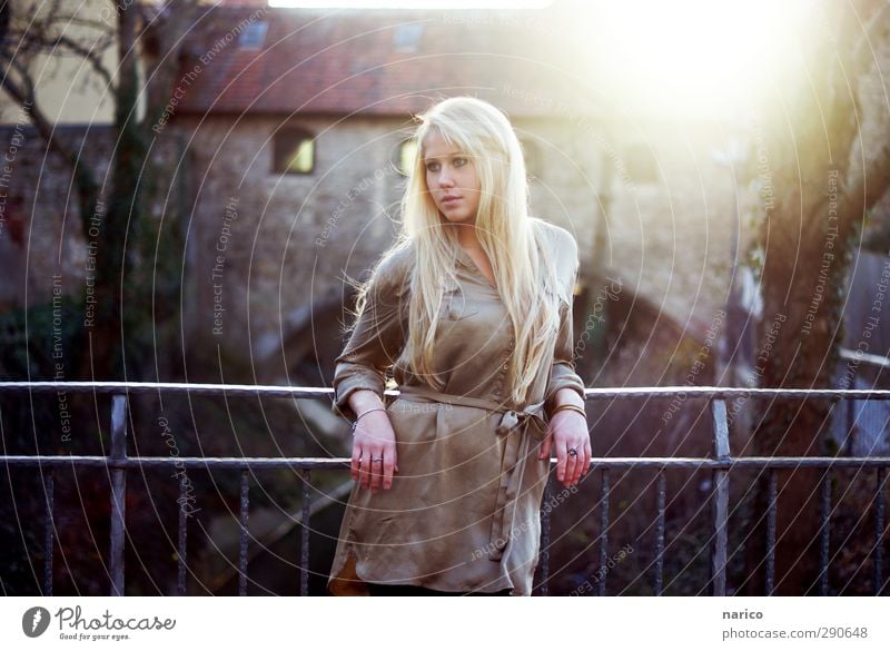 I'll wait for you feminin Junge Frau Jugendliche Erwachsene 1 Mensch 18-30 Jahre Kleinstadt Altstadt Brücke Mode Bluse Ring blond langhaarig Pony Blick stehen