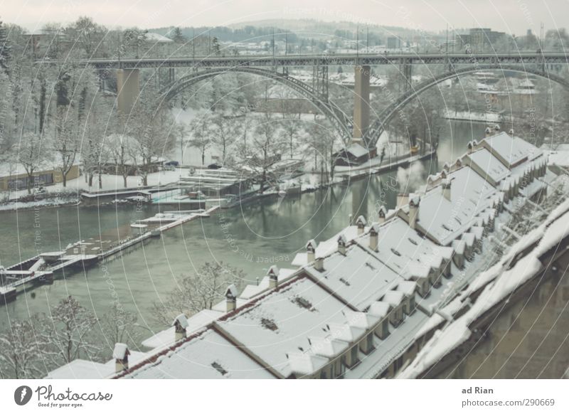 verzuckert. Landschaft Himmel Winter Eis Frost Schnee Baum Sträucher Wald Hügel Fluss Aare Bern Altstadt Skyline Menschenleer Haus Brücke Bauwerk Architektur