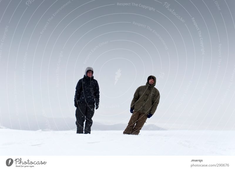 Daneben Ausflug Abenteuer Winterurlaub Mensch maskulin Freundschaft Erwachsene 2 Natur Landschaft Himmel Wolken Unwetter Schnee fallen stehen außergewöhnlich