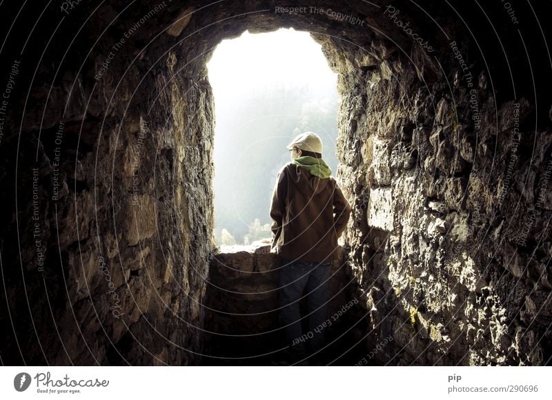 blendenöffnung Mensch maskulin Jugendliche Rücken 1 Frühling Bad Urach Burg oder Schloss Ruine Turm Mauer Wand Fenster hohenurach beobachten Blick alt dunkel