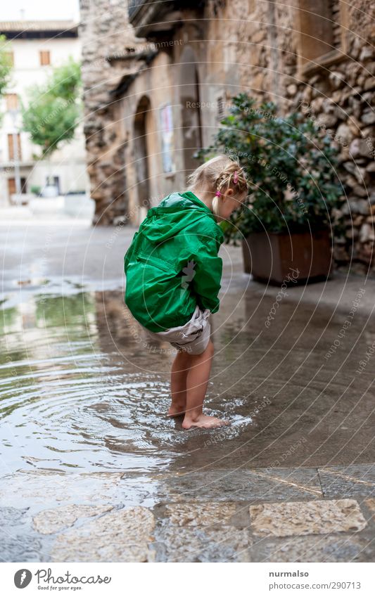 Spass Lifestyle Freude Glück Freizeit & Hobby Spielen Mensch feminin Kind 1 3-8 Jahre Kindheit Umwelt Klima Schönes Wetter Kleinstadt Mauer Wand Fußgänger Jacke