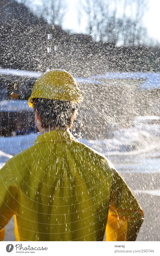 Bitte. Keinen Regen mehr!!! Freude Arbeit & Erwerbstätigkeit Beruf Handwerker Baustelle Mensch maskulin Junger Mann Jugendliche Erwachsene 1 18-30 Jahre Wasser