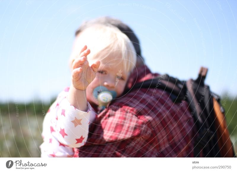 Kind wird vom Opa getragen Ferien & Urlaub & Reisen Ausflug Sommer Sommerurlaub Sonne wandern Mensch Baby Kleinkind Großeltern Senior Großvater