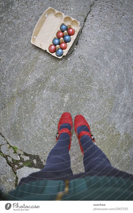 ostern mal anders Ostern Feste & Feiern Tradition Brauchtum Osterei mehrfarbig rot blau Straße Asphalt Stadtleben Beine Fuß Damenschuhe weiblich Mensch Frau