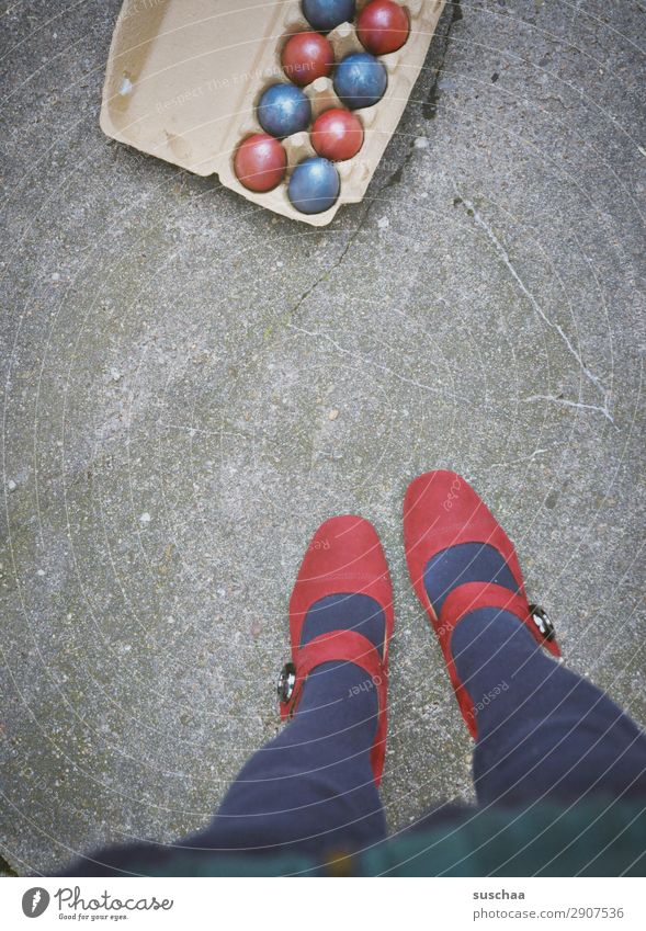 frohe ostern Ostern Feste & Feiern Osterei mehrfarbig rot blau Straße Asphalt Stadtleben Beine Fuß Damenschuhe weiblich Mensch Frau seltsam Außenaufnahme