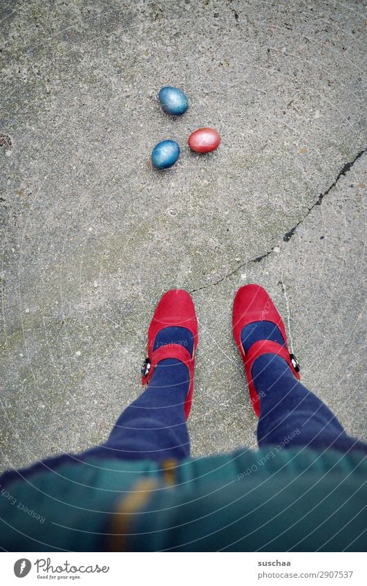 eins - zwei - drei - osterei Ostern Feste & Feiern Osterei mehrfarbig rot blau Straße Asphalt Stadtleben Beine Fuß Damenschuhe weiblich Mensch Frau seltsam