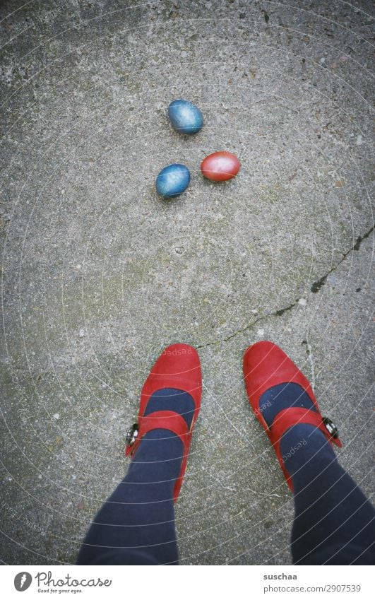 eins - zwei - drei - osterei Ostern Feste & Feiern Osterei mehrfarbig rot blau Straße Asphalt Stadtleben Beine Fuß Damenschuhe weiblich Mensch Frau seltsam