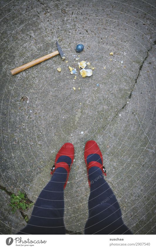 ostern is rum Ostern Feste & Feiern Tradition Brauchtum Osterei mehrfarbig rot blau Straße Asphalt Stadtleben Beine Fuß Damenschuhe weiblich Mensch Frau seltsam