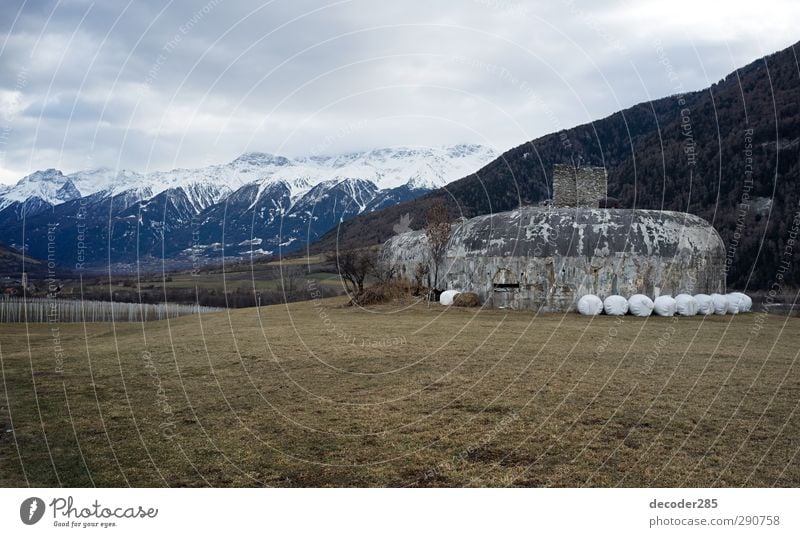 Bollwerk Natur Landschaft Luft Herbst Schnee Hügel Felsen Alpen Berge u. Gebirge Schneebedeckte Gipfel Gletscher Dorf Menschenleer Burg oder Schloss Ruine