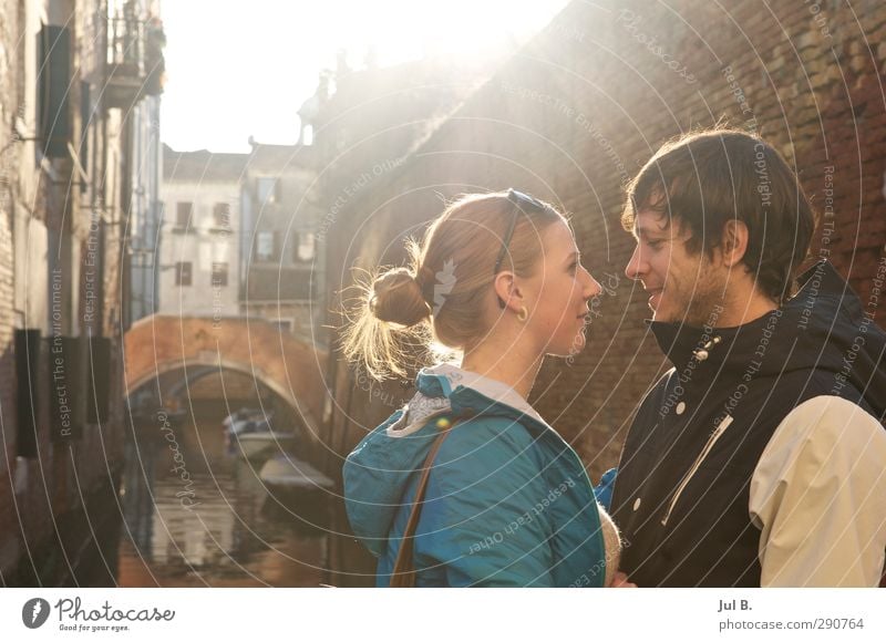 O Sole Mio Mensch maskulin feminin 2 Wasser Wetter Schönes Wetter Stadt Haus Gefühle Italien Venedig Liebe Paar Farbfoto Außenaufnahme Tag