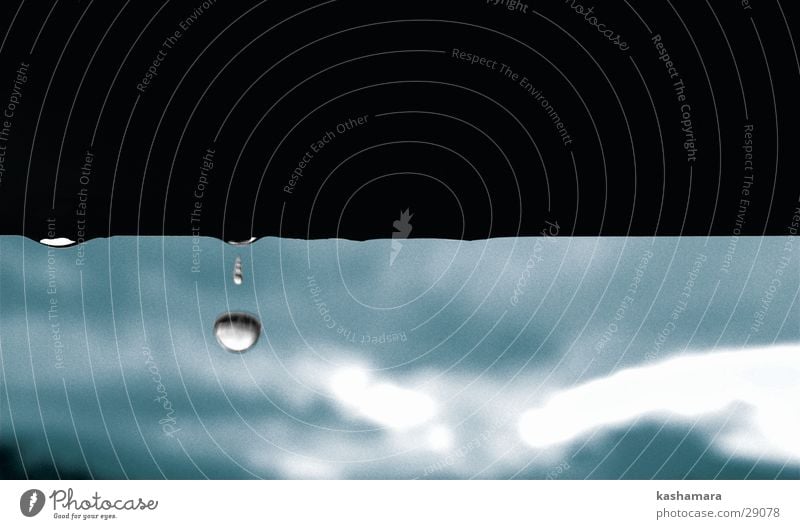 Regen, Regen-Tröpfchen... Wasser Wassertropfen Wolken Gewitterwolken Wetter schlechtes Wetter Sturm nass blau weiß Makroaufnahme Unschärfe Bewegungsunschärfe