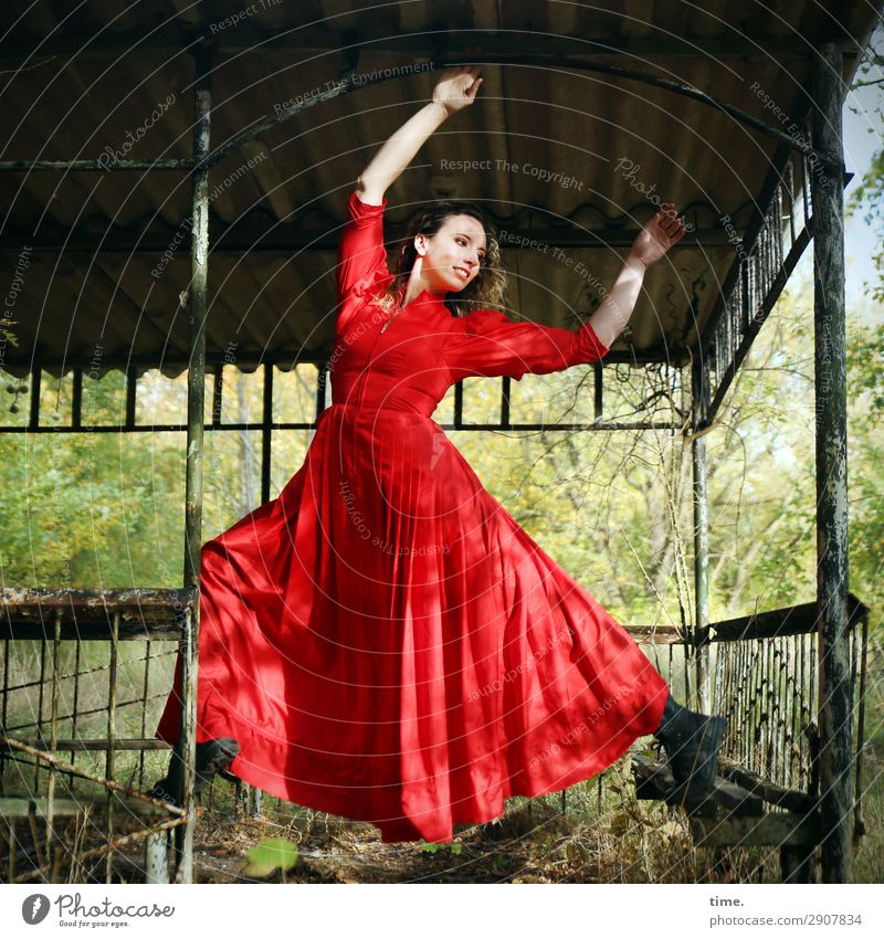 Martina tanzt feminin Frau Erwachsene 1 Mensch Schönes Wetter Wald Ruine Gebäude Gartenhaus lost places Kleid Stiefel blond langhaarig Bewegung festhalten Blick