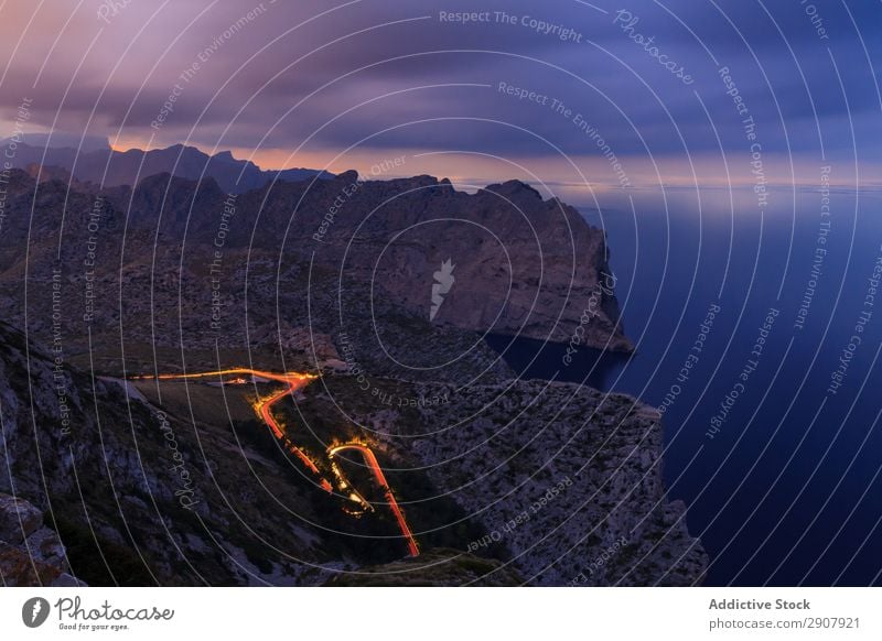 lange Expositionsstraße bei Nacht zwischen den Bergen Geschwindigkeit rot Licht Verkehr Bewegung Straße Belichtung Szene Weg Farbe Ferien & Urlaub & Reisen