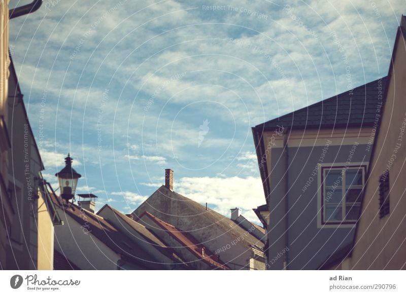 aufgeräumt. Himmel Wolken Schönes Wetter weitra Kleinstadt Stadtzentrum Altstadt Menschenleer Haus Hütte Bauwerk Gebäude Architektur Mauer Wand Fassade Dach