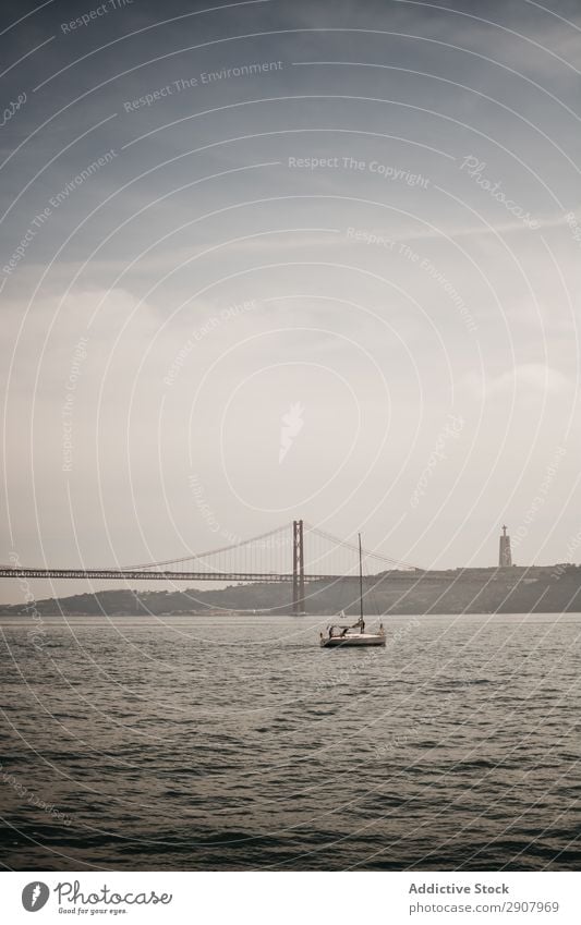 Modernes Boot im Meer in der Nähe der Küstenstadt Wasserfahrzeug Großstadt Küstenstreifen fliegend Lissabon Portugal Wolken Himmel Gefäße