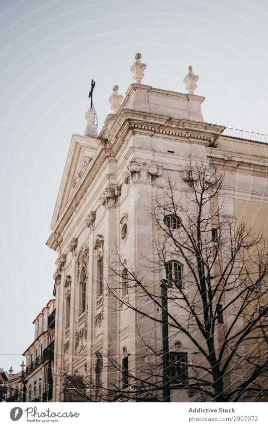 Gebäudeecke gegen bewölkten Himmel Ecke Straße Wolken Lissabon Portugal Architektur alt Außenseite Großstadt historisch Stadt Fassade Tourismus Ausflug