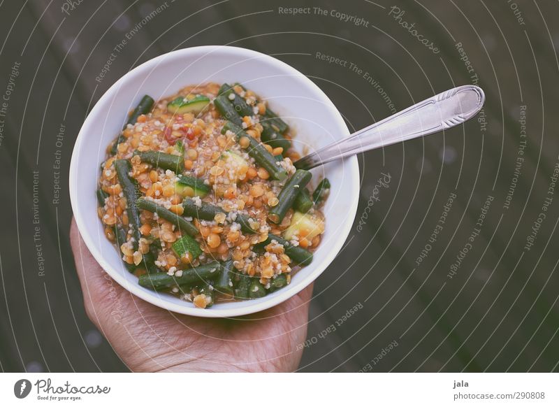 kleine portion Lebensmittel Gemüse Linsen Bohnen Kartoffeln Ernährung Mittagessen Bioprodukte Vegetarische Ernährung Schalen & Schüsseln Besteck Löffel Hand