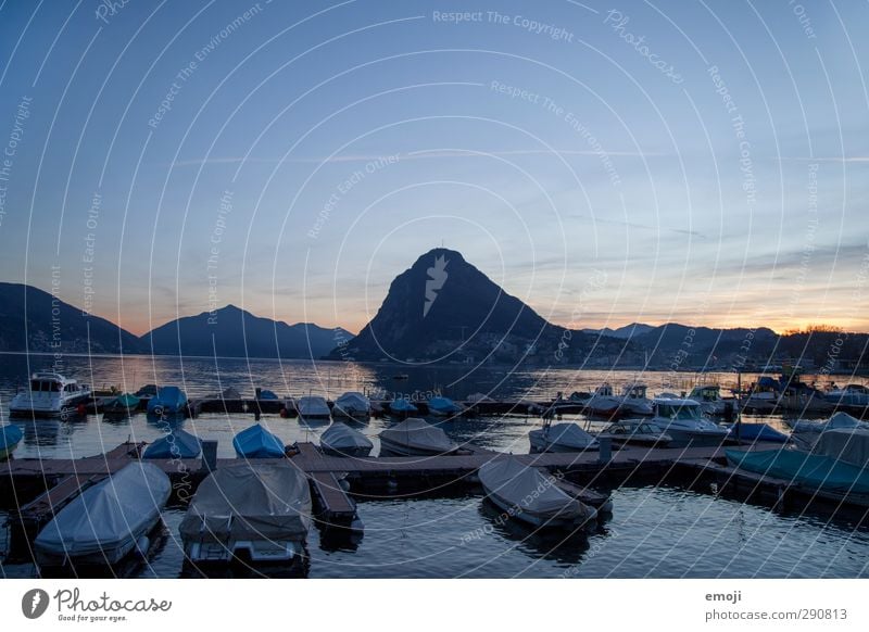 1500 Umwelt Natur Himmel Wolkenloser Himmel Sonnenaufgang Sonnenuntergang Hügel Felsen Berge u. Gebirge Seeufer natürlich blau Lugano Luganer See Anlegestelle