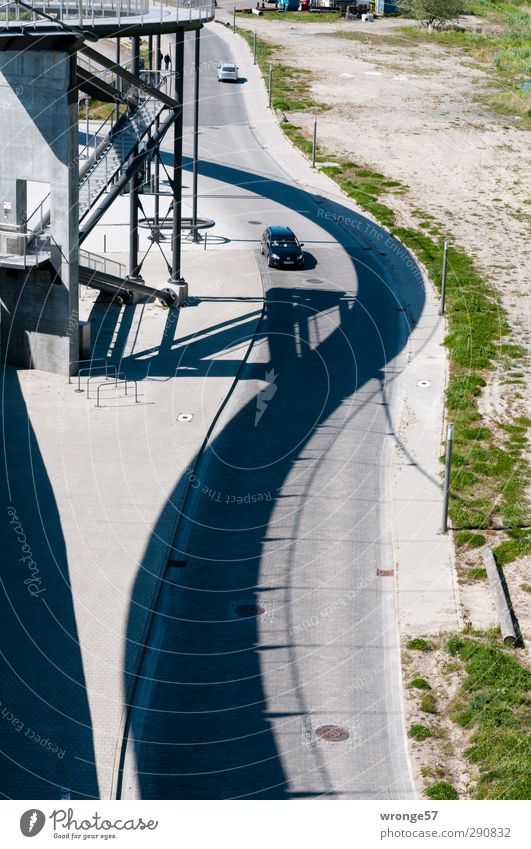 Schlangenbrücke Sassnitz Deutschland Mecklenburg-Vorpommern Europa Kleinstadt Hafenstadt Brücke Treppe Fahrzeug PKW elegant Fußgängerbrücke Schatten geschwungen