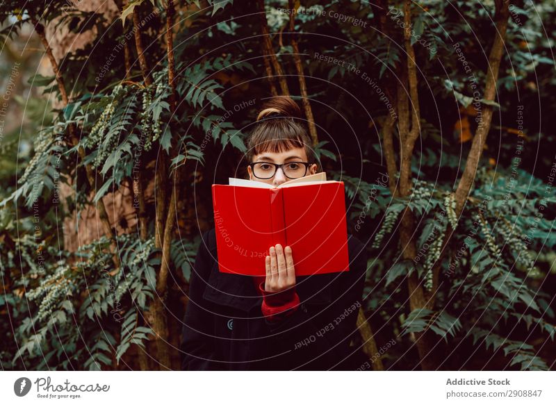 Junge Frau liest Buch auf Bank im Park lesen sitzen Brille Lautstärke Sitz Garten Großstadt elegant attraktiv Jugendliche Bildung schön Freizeit & Hobby Natur