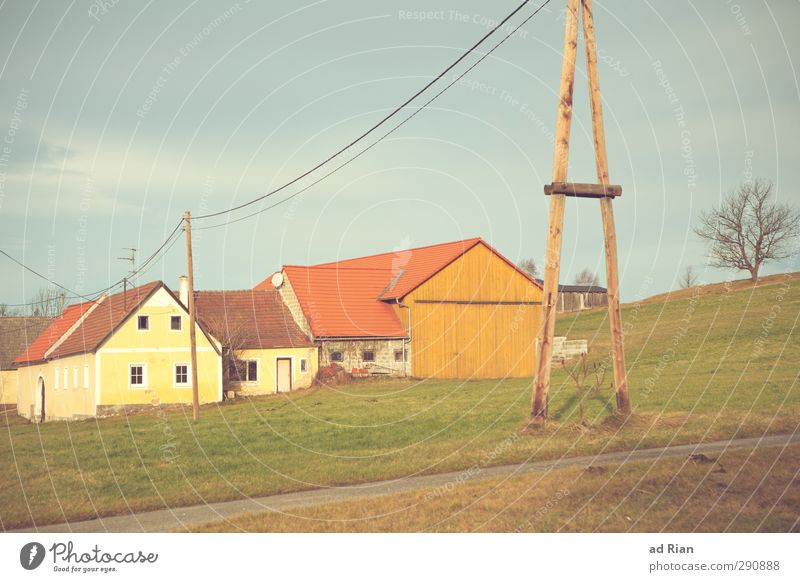 in einer heilen Welt! Natur Landschaft Himmel Gewitterwolken Sonne Herbst Winter Baum Gras Wiese Feld Hügel Dorf Menschenleer Haus Hütte Gebäude Bauernhof