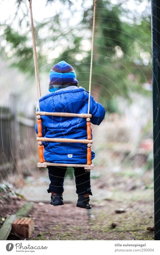 mal wieder abhängen... Spielen Kinderspiel Schaukel Garten maskulin Kleinkind Kindheit 1 Mensch 1-3 Jahre Jacke Mütze schaukeln warten kalt klein blau ruhig