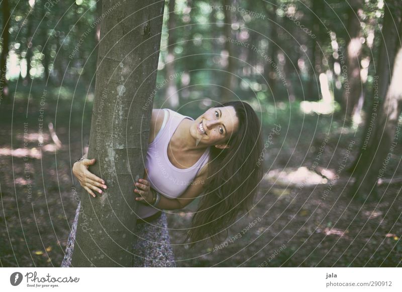 (: Mensch feminin Frau Erwachsene 1 30-45 Jahre Umwelt Natur Landschaft Pflanze Baum Wildpflanze Wald brünett langhaarig lachen Glück schön lustig Freude