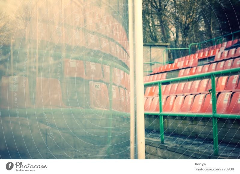 Stadion Tribüne Eisstadion Menschenleer Kunststoff retro grün orange Reflexion & Spiegelung Sitz Spielende Fensterscheibe verkratzt Außenaufnahme