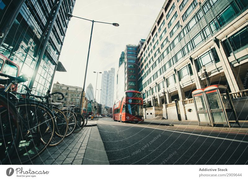 Roter Bus auf der Stadtstraße Reisebus Straße Reiten modern Außenseite rot London England Verkehr Großstadt Ferien & Urlaub & Reisen Ausflug Öffentlich Station