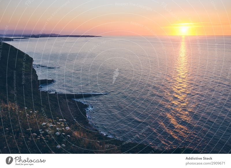 Sonnenuntergang über dem Meer Abend Himmel Riffel Wasser Küste Kantabrien Spanien Aussicht Menschenleer Landschaft Natur Abenddämmerung Dämmerung Schönes Wetter