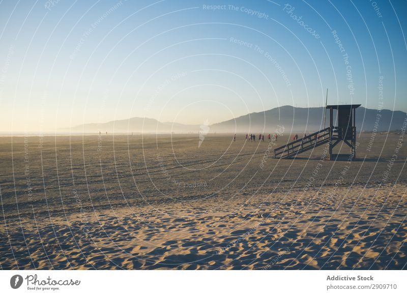 Lebensrettungskabine am Sandstrand Lebensretter Hütte Strand Himmel Schönes Wetter Sonnenstrahlen Tag Tarifa Spanien Küste Ferien & Urlaub & Reisen Resort