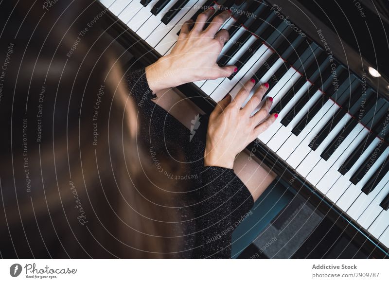 Überkopfansicht des Pianisten beim Klavierspielen zu Hause herumfuchteln Spielen Musik Geiger Orchester Instrument Klassik Musiker Hand Musical Mensch Schnur