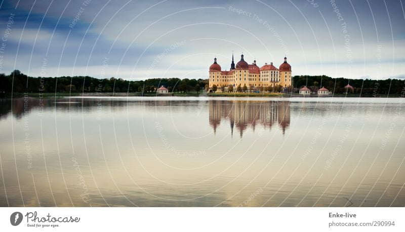 Moritzburg Umwelt Himmel Schönes Wetter Seeufer Burg oder Schloss Park Gebäude ästhetisch außergewöhnlich reich blau gelb ruhig eitel Reichtum Macht Tourismus