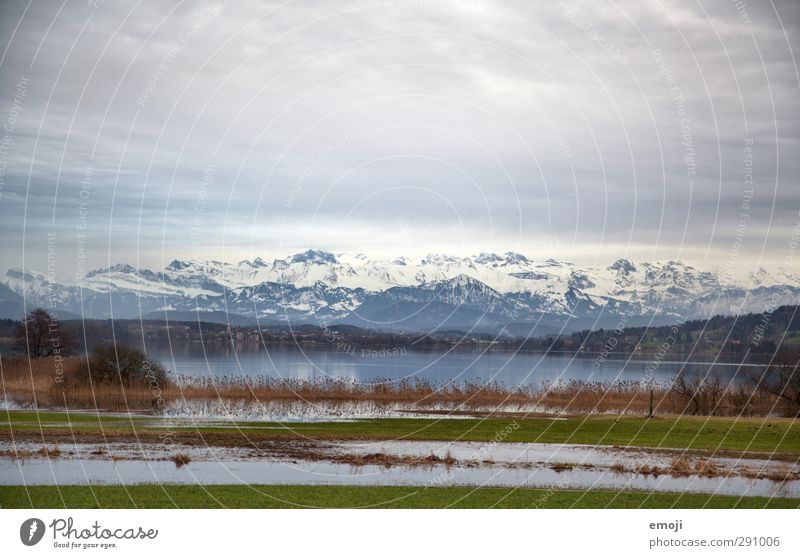 lakeside Umwelt Natur Landschaft Himmel Wolken Klima schlechtes Wetter Feld Alpen Berge u. Gebirge Gipfel Schneebedeckte Gipfel Teich See dunkel natürlich