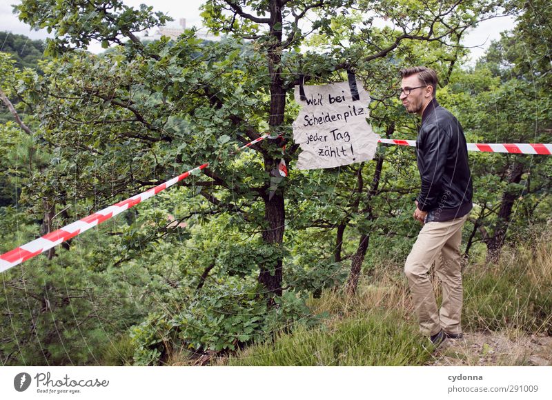 Die Gefahren des Alltags Stil Freude Gesundheit Krankheit Mensch Junger Mann Jugendliche 18-30 Jahre Erwachsene Umwelt Natur Sommer Baum Wald Schriftzeichen