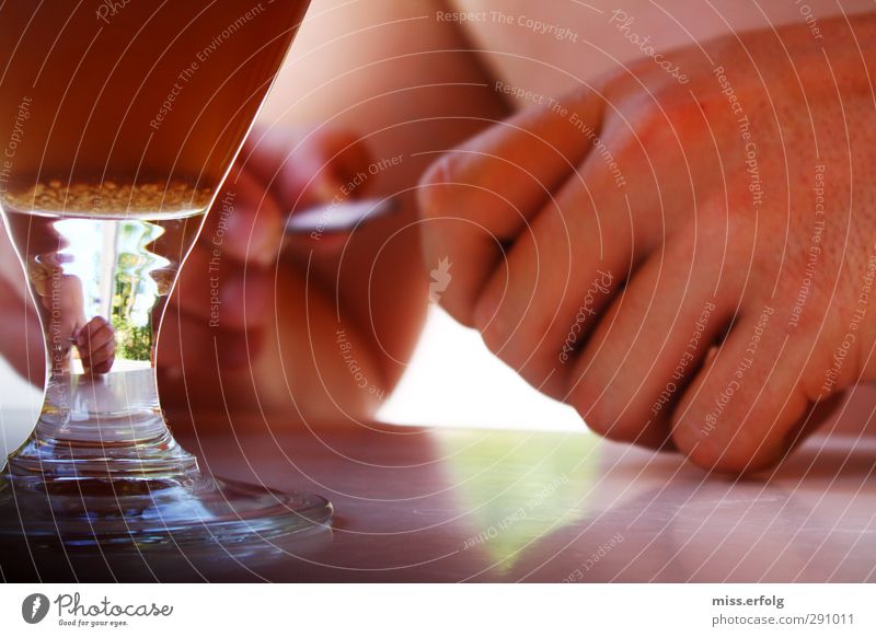 mal n anderes Spiegelchen Lebensmittel Getränk trinken Erfrischungsgetränk Limonade Glas maskulin Junge Junger Mann Jugendliche Erwachsene Hand Finger 1 Mensch