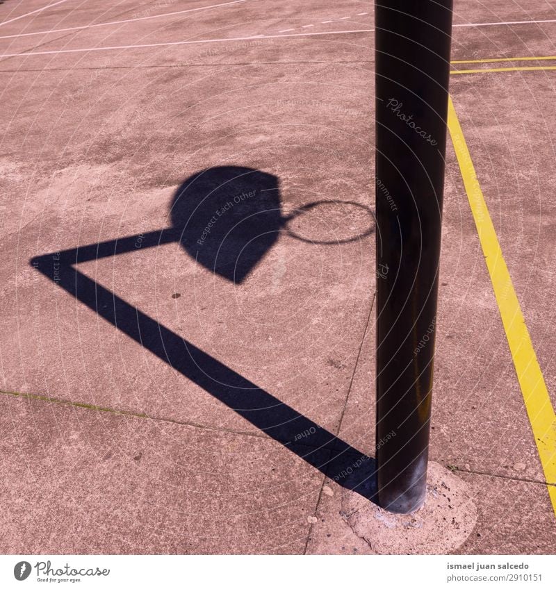 Basketball Sport Schattenriss auf dem Boden Korb Silhouette Sonnenlicht Feld Etage Spielen aussetzen Straße Park Spielplatz Außenaufnahme Hintergrund neutral