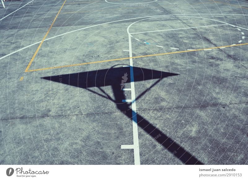 Basketball Sport Schattenriss auf dem Boden Korb Silhouette Sonnenlicht Feld Etage Spielen aussetzen Straße Park Spielplatz Außenaufnahme Hintergrund neutral