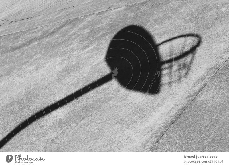 Basketball Sport Schattenriss auf dem Boden Korb Silhouette Sonnenlicht Feld Etage Spielen aussetzen Straße Park Spielplatz Außenaufnahme Hintergrund neutral