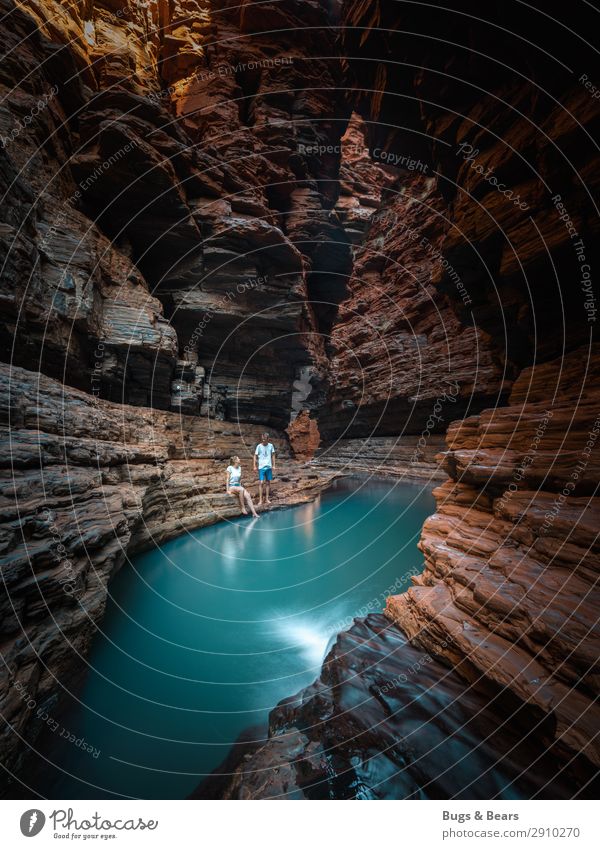 Im Canyon Paar Partner 2 Mensch Natur Landschaft Urelemente Sand Wasser Schlucht Küste Seeufer Teich Oase rothaarig Abenteuer Australien Reisefotografie türkis