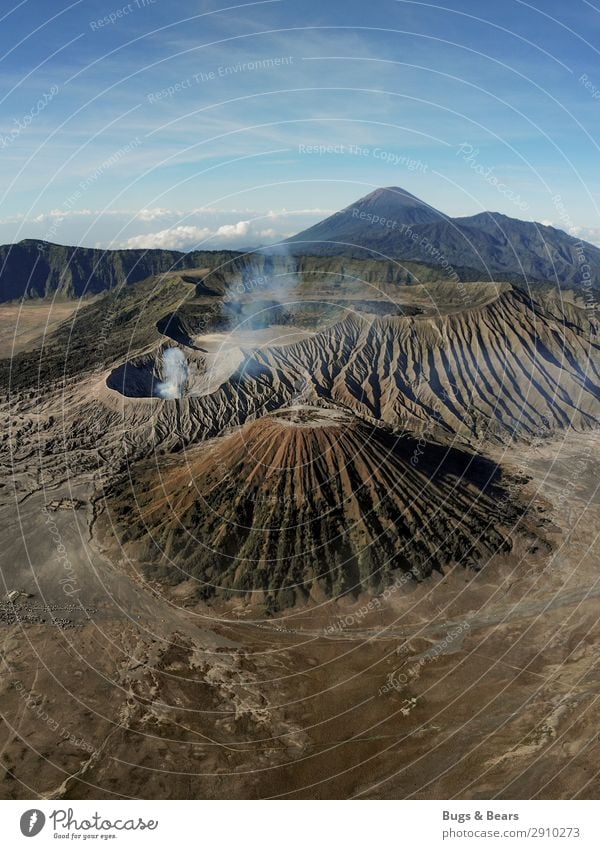 Die Erde bebt Umwelt Natur Landschaft Urelemente Sand Berge u. Gebirge Gipfel Vulkan Bromo Abenteuer Indonesien Rauch Aussicht Drohne Strukturen & Formen