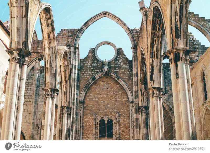 Das Kloster Unserer Lieben Frau vom Berg Karmel (Convento da Ordem do Carmo) ist eine gotische römisch-katholische Kirche, die 1393 in Lissabon, Stadt Portugal, gebaut wurde.