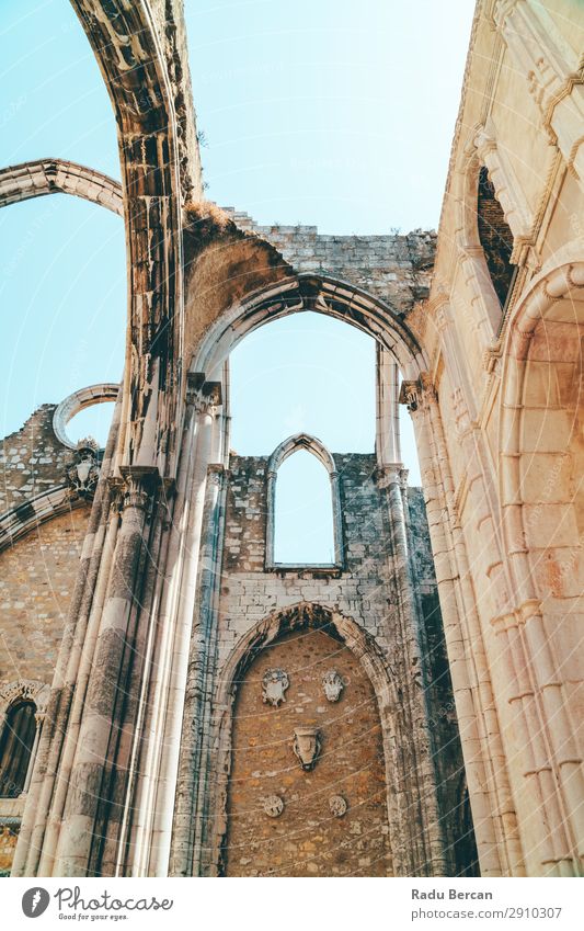 Das Kloster Unserer Lieben Frau vom Berg Karmel (Convento da Ordem do Carmo) ist eine gotische römisch-katholische Kirche, die 1393 in Lissabon, Stadt Portugal, gebaut wurde.