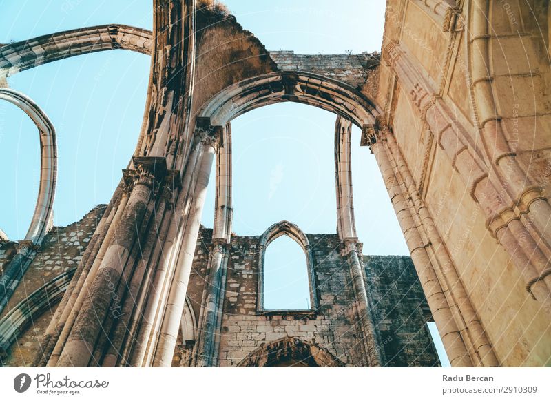 Das Kloster Unserer Lieben Frau vom Berg Karmel (Convento da Ordem do Carmo) ist eine gotische römisch-katholische Kirche, die 1393 in Lissabon, Stadt Portugal, gebaut wurde.