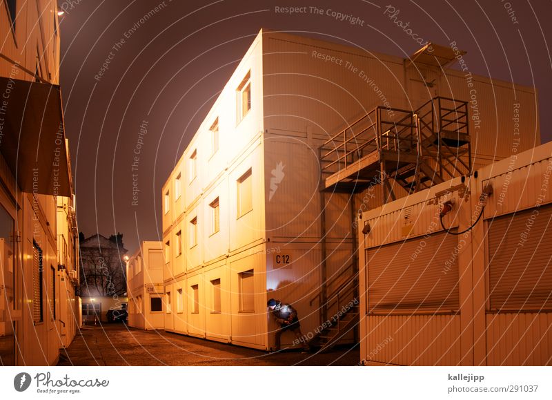 containerstadt Mensch maskulin 1 Stadt Haus Hütte stehen Container Baustelle Treppe Versteck verstecken Bürogebäude Außenaufnahme Nacht Kunstlicht Licht